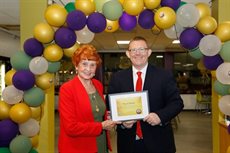 50 mlynedd o Ganolfan Chwaraeon Cwm Rhondda i galon ifanc Marjorie Morgan!