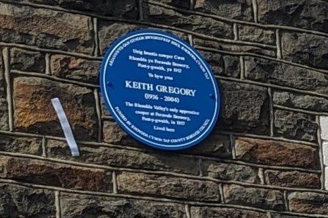 Plac Glas Er Cof Am Yr Unig Brentis Gowper yng Nghymoedd y Rhondda.