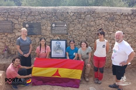 Spain Excavation - Rhiannon and Harry Dobson plaque (2)