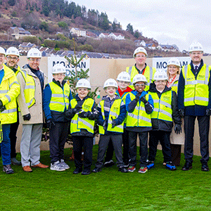 School-kids-with-cllr-lewis