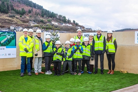 Dathlu carreg filltir yng ngwaith adeiladu ysgol newydd Cwm Clydach