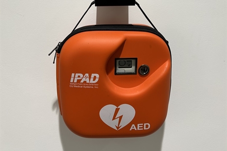 Cynnig i osod diffibrilwyr ar safleoedd ysgol wedi'i gymeradwyo gan y Cabinet