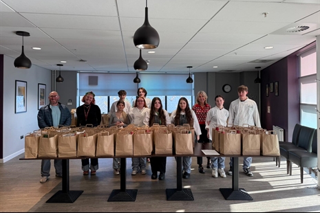 Partneriaeth anhygoel yn dod â hwyl yr ŵyl i'r rheiny sydd mewn llety dros dro ledled RhCT