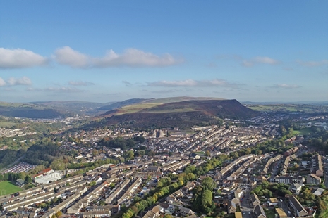 Canol trefi a sefydliadau cymunedol i elwa ar gyllid Balchder Bro