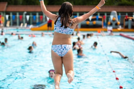 Visitors Flock to Lido Ponty in Bumper Start to Season