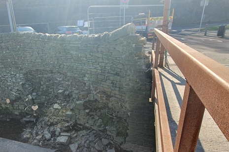 Trwsio rhan o wal afon sydd wedi'i chwympo yn y Porth