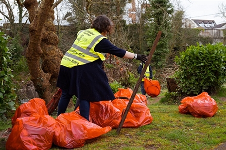 Mae Cyngor RhCT yn falch o gefnogi Gwanwyn Glân Cymru