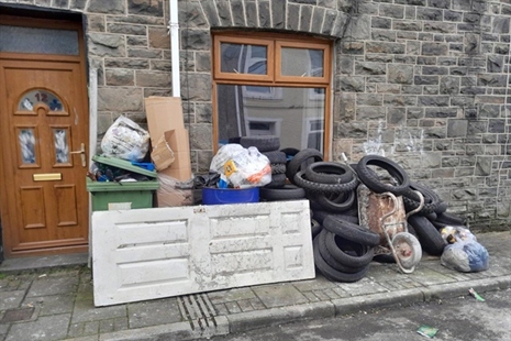 Dyn yn cael DIRWY o fwy na £2100 am Ddefnyddio'r Ffordd Fawr fel SGIP!