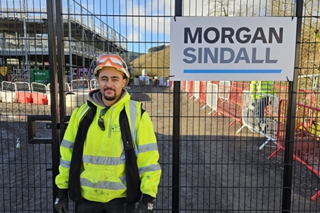 Datblygiad ysgol yn rhoi swydd gyntaf yn y diwydiant adeiladu i Keenan