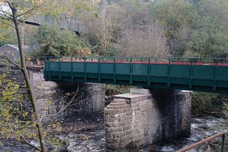 Pontydd troed newydd yn cael eu hadeiladu yn rhan o brosiect Teithio Llesol Cwm Rhondda Fach