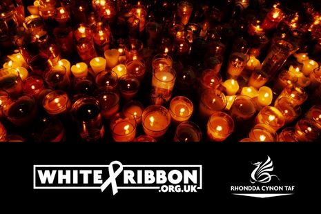 Dyma wahoddiad gan Gyngor Rhondda Cynon Taf i Wylnos yng Ngolau Cannwyll ar gyfer Diwrnod Rhuban Gwyn