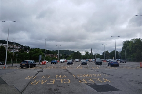 Gwelliannau i oleuadau stryd wedi'u cwblhau ym maes parcio canol tref Pontypridd