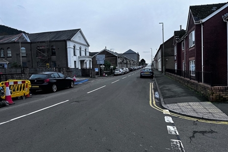 Ymchwilio'r tir ar gyfer cynllun lliniaru llifogydd Treherbert