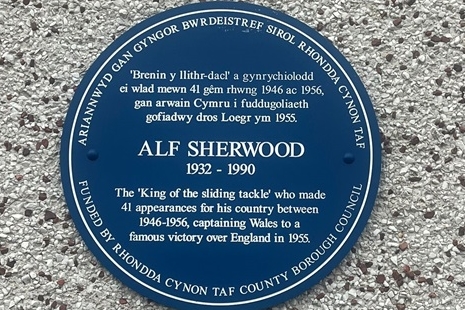 Plac Glas yn anrhydeddu'r pêl-droediwr enwog dros Gymru, Alf Sherwood, yn Aberaman