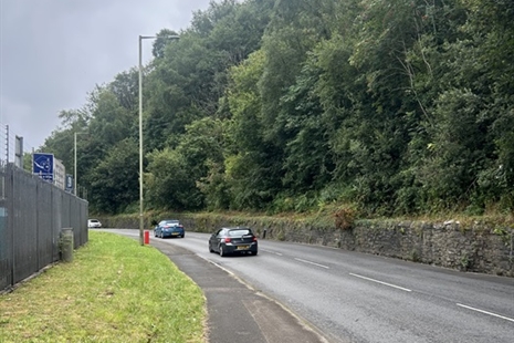 Cynllun Ffyrdd Cydnerth i wella draeniad ar lwybr allweddol yn ardal Dinas