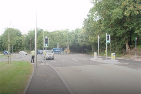 Gosod goleuadau traffig newydd yn ardal Llanilltud Faerdref yn ystod gwyliau'r hanner tymor