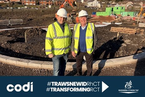 Nodi dechrau'r gwaith ar ddatblygiad gofal Aberpennar gydag ymweliad â'r safle