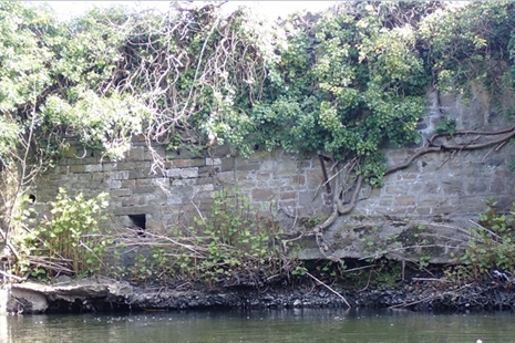 Cynllun i atgyweirio wal yr afon i ddechrau yn Aberdâr