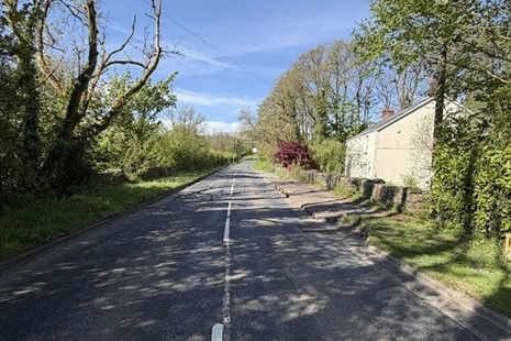 Cau ffordd ger Llwydcoed yn sgil gwaith atgyweirio pwysig ar bont leol