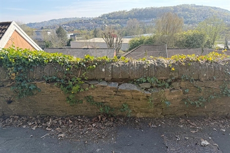 Cychwyn cynllun atgyweirio wal ar yr A4054 ym Mhontypridd