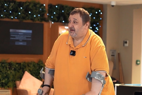 Preswylydd yn ffynnu gyda chefnogaeth llety gofal ychwanegol Aberaman