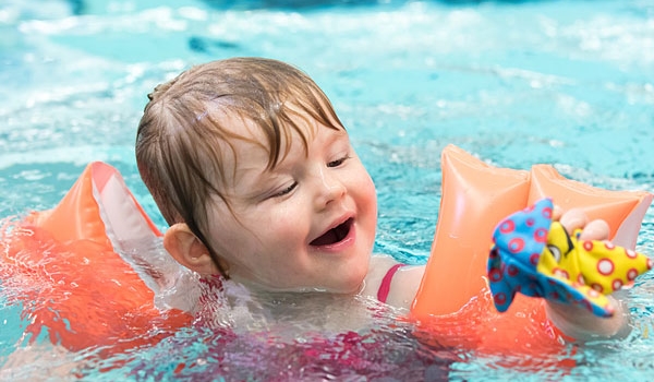 Girl-Swimming-Pool-Side-600x500