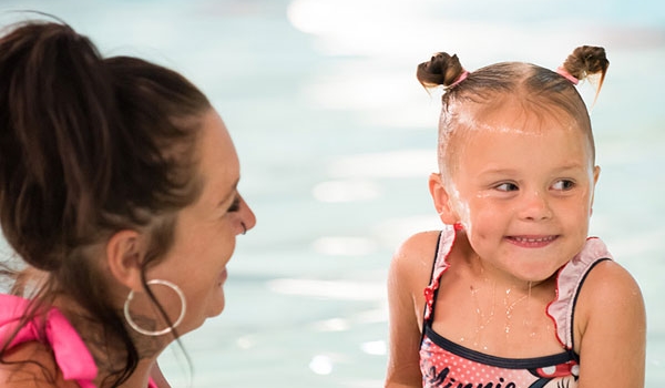 Mother-Daughter-Swimming-600x500