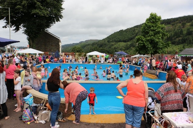 Lee Gardens Pool Group 2